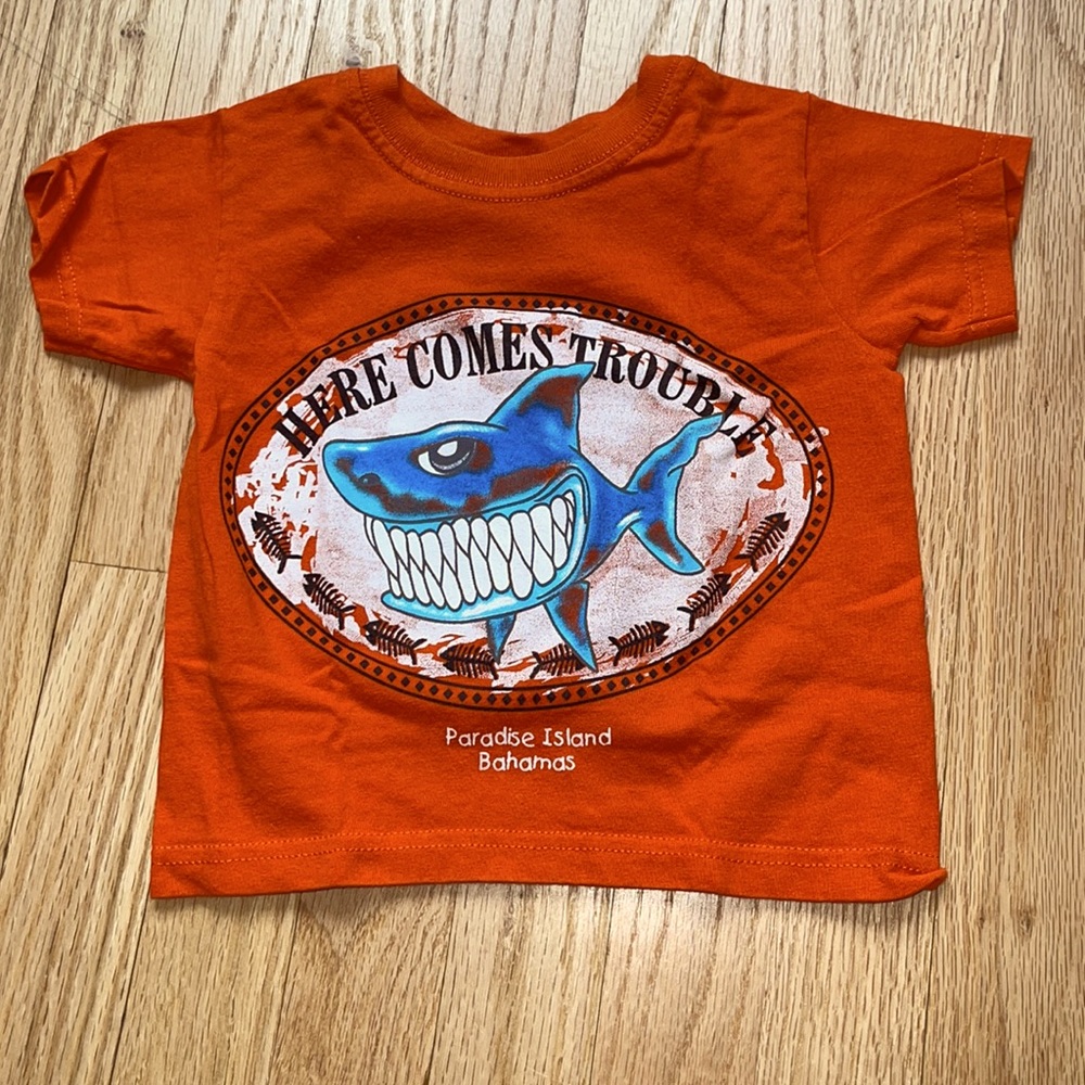 Bahamas 🇧🇸 T-shirt here comes trouble shark 2 T (xs) unisex
